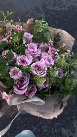 Vậy thì giờ này đã có ai đang bên cạnh em #simeflorist #simeflowers 