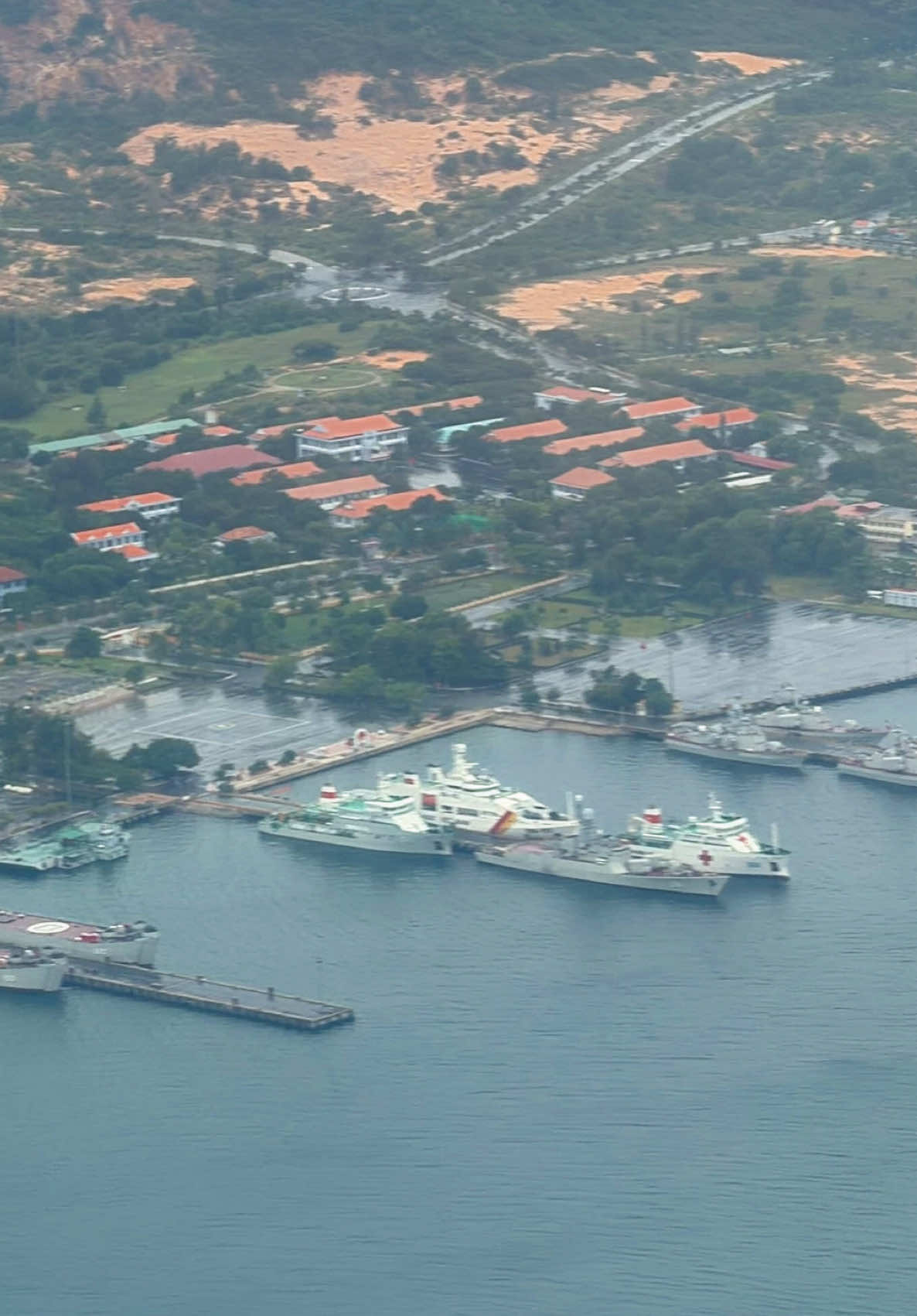 Video gốc sân bay quốc tế Cam Ranh nhìn từ trên máy bay lúc chuẩn bị đáp nè,ai cần lưu về dùng thoải mái nha #nhatrang #camranh #videogoc #travelvietnam #chill 