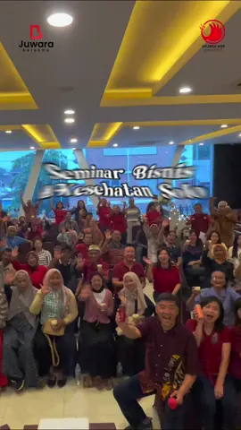 🎉 _*FULL HOUSE! 90 Peserta Hadir Meski Hujan Deras!*_ ☔🔥 _Acara Coffee Party & Seminar Bisnis Kesehatan Solo benar-benar di luar ekspektasi!_ Walaupun hujan mengguyur sejak siang, antusiasme teman-teman Solo tidak padam sedikit pun! Semua datang tepat waktu, penuh semangat, dan ruangan sampai penuh 90 pax! 🙌✨ Dan yang lebih luar biasa… 💡 Para peserta bilang ilmunya “daging semua”! ☕ Banyak yang baru paham pentingnya memilih kopi yang sehat 📈 Insight bisnisnya langsung bisa dipraktikkan 🎨 Banyak yang bilang ingin belajar lebih lanjut gimana desain 📱 Dan strategi media sosialnya langsung mau dipraktikkan! Saking serunya, banyak peserta bilang: “Besok ada sesi lagi nggak? Kalau ada, saya ikut!” 😍🔥 Terima kasih Solo! Kalian luar biasa! Sampai ketemu di event berikutnya 🙌✨ ☕ _*Secangkir kopi, mengubah hidup anda*_ ☕ #CoffeePartySolo #SeminarKesehatan #KopiSehat #SoloEvent #FullHouse    