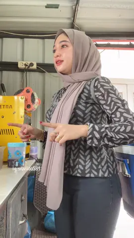 Wong jowo iki hehe..panas panas gini enak nya minum es boba cup q@Ay2🦋 