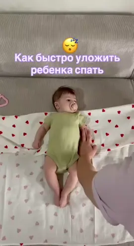 Не спит, что же делать ? Бывает ребенок перегуляет и ему очень сложно успокоиться. В таких случаях прибегаю к пеленанию. Вот мой способ который всегда выручает.  Артикул на пустышку 365131808 #мама #декрет #семья #роды #малыш 
