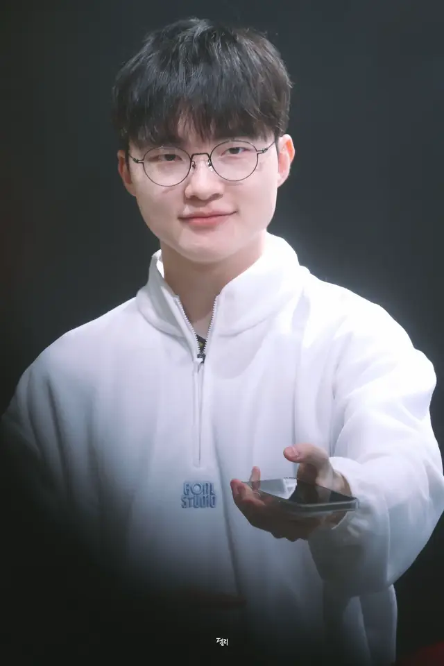 con mèl áo trắng cute của cả nhà đâyyyyy ☆(≧▽≦) #Faker #T1Faker #LeeSangHyeok 