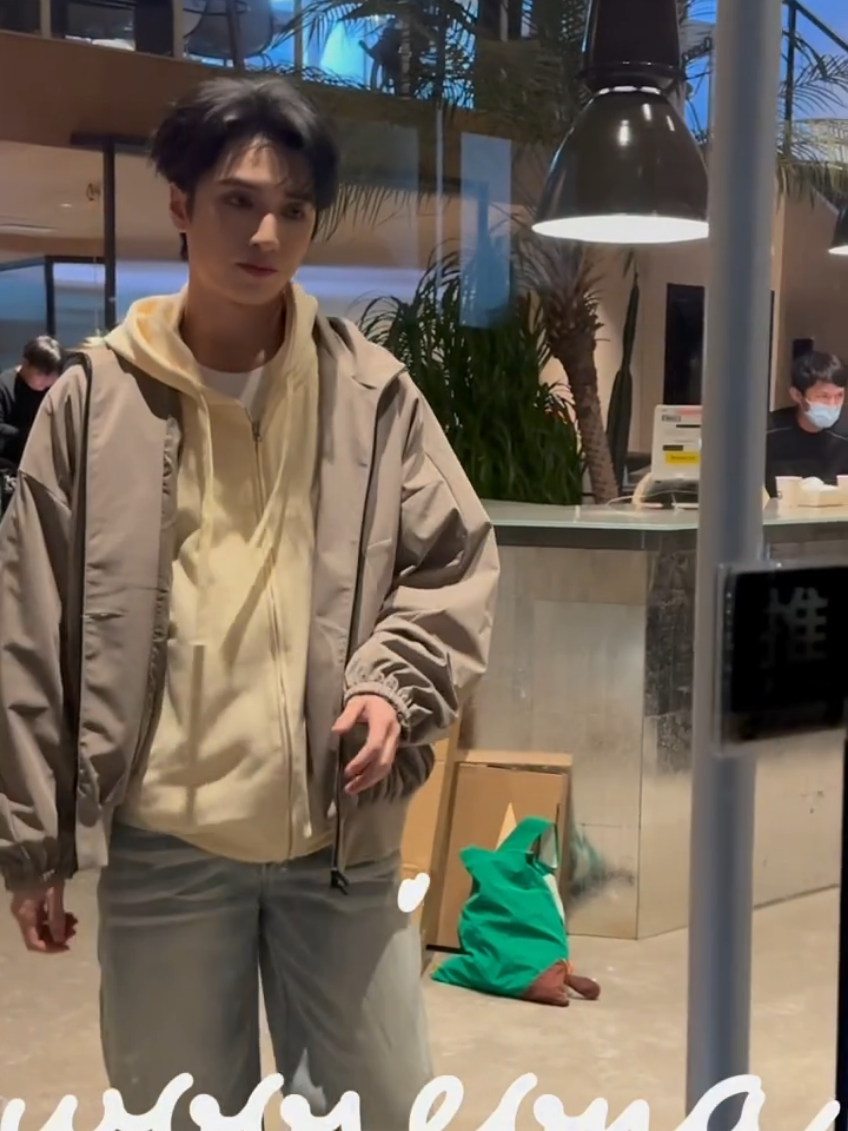 พี่เซียงวันนี้ คิดถึงจังเลยค่ะ ใกล้วันคอนเสิร์ตแล้ว🐻✨ #严浩翔 #yanhaoxiang #tnt时代少年团 #tnt_thời_đại_thiếu_niên_đoàn 