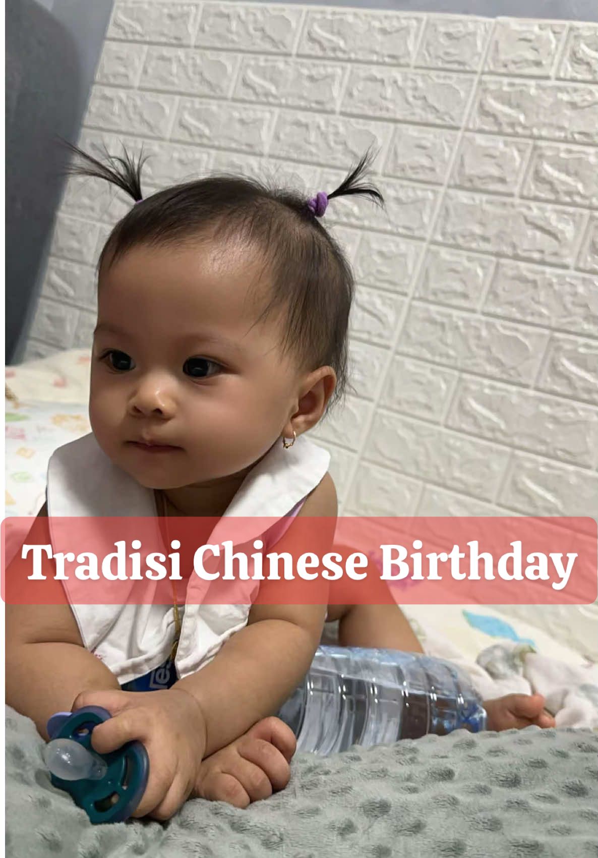 Untuk lunar birthday biasanya ada beberapa barang simbolis yang dipilih bayi dalam tradisi “Zhua Zhou