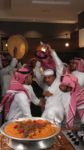 الجريش الاحمر  السعودي🔥👌🏻🇸🇦🤍 من وصفات المطبخ النجدي والشرقاوي… لكن هنا مقدم بطريقة وتكنيك الشيف يوسف الغامدي. وصفة متقنة، نكهات موزونة، ونتيجة ثقيلة تليق بالجريش الأصيل في قدر الضغط:  سمن بلدي + زيت بصل احمر مفروم ناعم  ورق غار + بهارات مشكلة صحيحة  ملعقة كبيرة معجون الثوم  ملعقة صغيرة كركم  ملعقة كبيرة كمون  ملعقة كبيرة بودرة الليمون الاسود  ملعقة صغيرة فلفل احمر حار  ببريكا  ملعقة صغيرة هيل مطحون  ملعقة صغيرة كزبرة ناشفة  ربع ملعقة صغيرة فلفل اسود  ملعقة صغيرة قرفه ملعقة صغيرة بهارات مشكلة  ملح حسب المذاق  فلفل احمر + اخضر حسب الرغبه  اضف اللحم وقلبه جيدا مع جميع المكونات  اضف الليمون الاسود والماء لكل كوب جريش كوبين من الماء واضغطها في القدر لمدة 40 دقيقة  بعد ذلك اخرج اللحم واضف كوب ونصف جريش تركي  ونصف كوب رز مصري حبه قصير  اضغطها مجددا 20 دقيقة  بعد ذلك اضف كوب لبن او علبتين زبادي  كوبين طماطم مهروس  كوب كزبرة مفروم ناعم طازج  اتركها تتسبك 30 دقيقة على نار منخفضة مع التحريك الكشنة :  سمن بلدي + زيت   بصل مفروم ناعم   فلفل رومي احمر + اخضر مفروم ناعم  اضف البهارات السابقة للجريش + ملح   ملعقة كبيرة معجون الطماطم  غطيها وتركها على نار هادئة 30 دقيقة للحصول على صلصة غنية ونكهات لذيذة  اخيرا افرط اللحم وامزجه مع الكشنة وقدمها مع الجريش والسمن البلدي و استمتع بالمذاق الأصيل 🇸🇦🔥🤍 . #وصفات #اكل #طبخ #النجد #جريش 