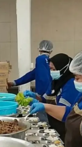 Polda Sumut akan menerapkan sistem pengawasan terpadu untuk mencegah keracunan makanan dalam program MBG. Kebijakan ini dibuat karena kasus keracunan siswa MBG kerap berulang di berbagai daerah di Sumut. Pengawasan bahan baku dianggap krusial karena titik awal rawan kontaminasi. Distribusi makanan juga akan diawasi ketat karena risiko dari suhu, kebersihan wadah dan keterlambatan pengiriman. Temuan awal menunjukkan standar dapur penyedia MBG belum seragam dan menimbulkan risiko kontaminasi. Pengawasan distribusi dinilai lemah karena ketidakterpenuhinya standar kebersihan dan suhu. Keterbatasan literasi teknis penyedia makanan dan tenaga SPPG memperburuk risiko keracunan. . . . Sumber: Polda Sumut