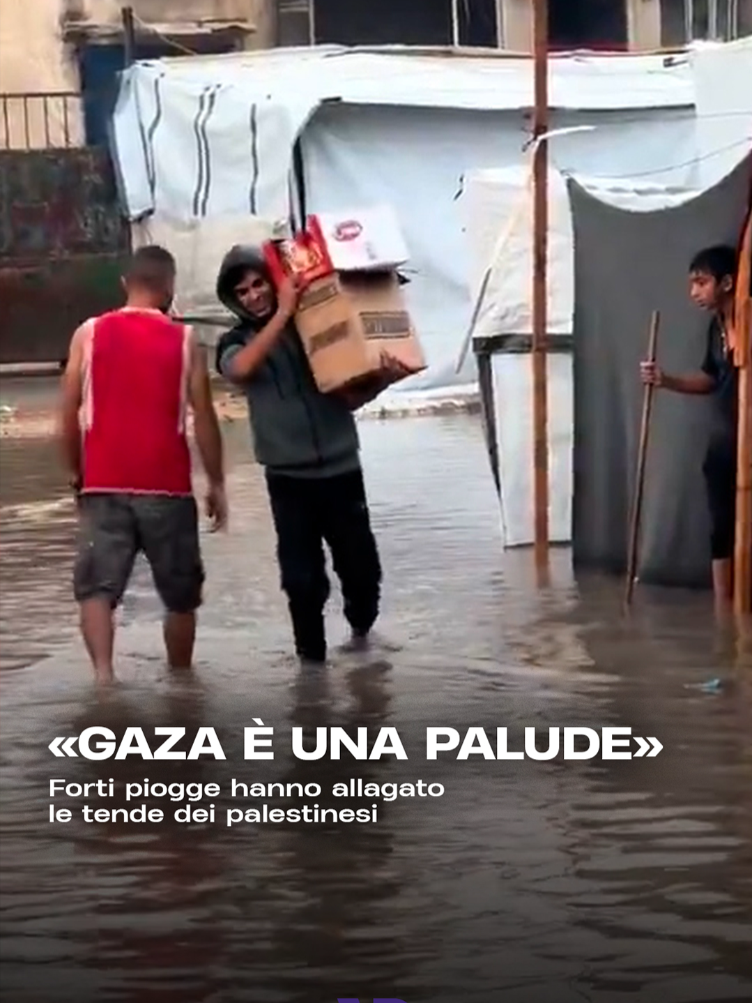 A Gaza, forti piogge hanno allagato le tende di fortuna che ospitavano migliaia di persone, a cui è stato negato un riparo adeguato a causa dei continui tagli agli aiuti umanitari da parte di Israele, come spiega Al Jazeera. «Le prime piogge di novembre hanno allagato migliaia di tende, che dopo due anni sono ormai dei teli di fortuna messi uno vicino all'altro con dei pali di legno», ci racconta Damiano Rizzi, presidente della ong Soleterre, che opera a Gaza e negli altri territori palestinesi occupati. Le persone che vivono in queste tende sono quasi due milioni. Intanto i palestinesi che provano ad avvicinarsi alla linea gialla, la demarcazione che divide in due la Striscia di Gaza, tra la zona sotto il controllo militare israeliano e il resto, rischiano la vita. «Questa linea gialla, di fatto, è un confine vero e proprio», continua Rizzi. Un confine però spesso non chiaro, che impedisce ai palestinesi di tornare alle macerie delle proprie case. «Sono stati messi dei blocchi di cemento colorati di giallo, uno ogni centinaia di metri. Chi senza saperlo la supera per andare tra le macerie della propria casa a cercare se è rimasta una coperta per l’inverno viene invece ucciso dai droni israeliani». Anche in Cisgiordania si registrano costanti violazioni dei diritti umani. «Abbiamo un ospedale in Cisgiordania che è a un'ora da Gaza ma Israele non consente ai palestinesi feriti di essere curati. Sia Gaza che Cisgiordania sono Palestina, ma l’occupazione da parte di Israele rende impossibile la nascita dello Stato Palestinese». Soleterre è presente in Cisgiordania nell’ultimo ospedale in Palestina dove si cura il cancro infantile. «Con la nostra campagna di raccolta fondi siamo riusciti a garantire la chemioterapia ai bambini. A Gaza, invece, stiamo comprando cibo direttamente dentro la Striscia, perché gli aiuti umanitari entrano ma sono troppo pochi. Compriamo da piccoli commercianti locali per far arrivare tonno, olio, farina, legumi, frutta e verdura fresca ai bambini ricoverati all’ospedale Nasser, alle loro famiglie e anche alle famiglie più indigenti». Per contribuire alle raccolte fondi si può andare sul sito della ong ww.soleterre.org #gaza #palestina #alluvione