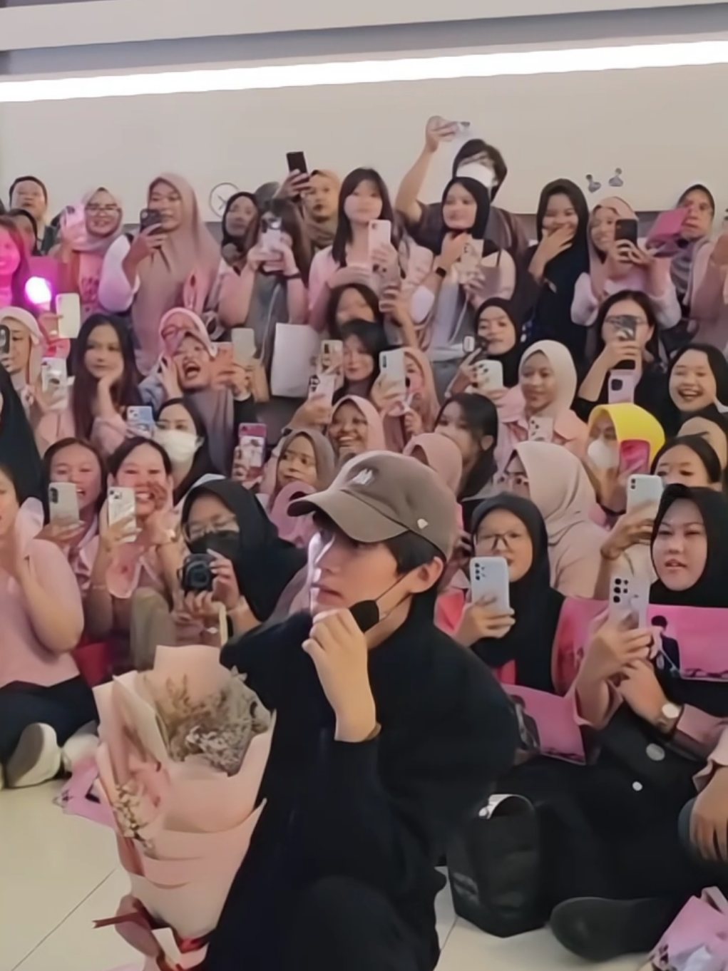 welcome to Indonesia xiao ran💖 terimakasih untuk Tian Zhou semua, karena telah datang untuk menyambut dengan tertib dan terlihat sangat indah ✨ #周翊然 #zhouyiran #zhouyiran周翊然 #chineseactor #cdrama 