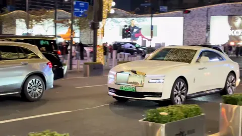 Ngoại thất trắng, nội thất trắng - một cô gái đầy khí chất. Đây chắc hẳn chính là hình ảnh 