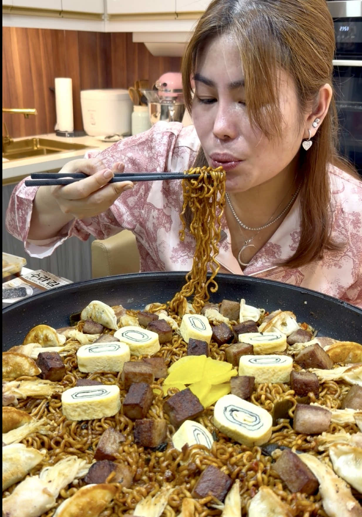 #modernnanay #tiktokfood #cookingasmr #instantnoodles #asmr 