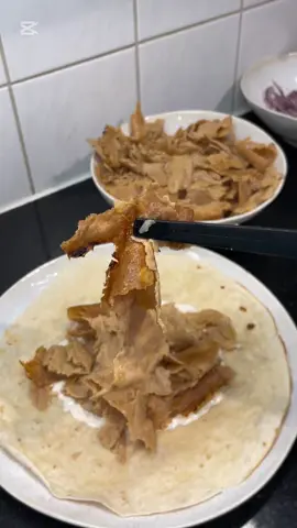🥙De virale döner kebab vandaag ook maar eens geprobeerd… en wauw, wat is het lekker 😍🔥 Zeker voor herhaling vatbaar!     INGREDIËNTEN: 500 g kippendij gehakt 1 witte ui 1 tl chilipoeder 1 tl paprika 1/2 tl grove zwarte peper Breng op smaak met zout 2 el olijfolie.                           #donerkebab #viraldoner #homemadefood #fyp #viral 