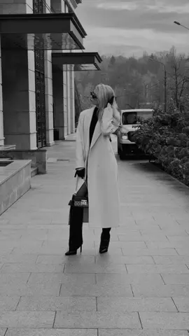 Пальто від @Бренд ах*уєнного одягу, стільки відкриттів дверей, подачі ручок та знайомств давно не було, винуватець урочистостей — цей білий шедевр. #рекомендации 