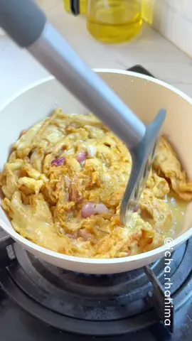 Ternyata segampang itu bikin telor barendo sendiri di rumah 🫵🏻🌟 Tentu saja crispy pinggirnya, tapi rasa dan aromanya lebih wangi karena pakai indian curry masala dari @rusticblend 🤎 Bahannya simpel: 1 telur, 1 sdt bumbu Curry Masala Rustic Blend, 1 sdt maizena yang dilarutkan air +  2 siung bawang merah. Caranya: panaskan minyak, goreng bawang merah dulu sampai harum (ini bikin dadar kamu jadi beda banget). Baru tuang adonan telur yang sudah dicampur bumbu & maizena. Aduk ringan biar pinggirannya keriting dan crispy 🌟 Selamat Mencobaaaaa !  #telurdadar #masakansimple #masakanrumahan #fyp #tiktokfood 