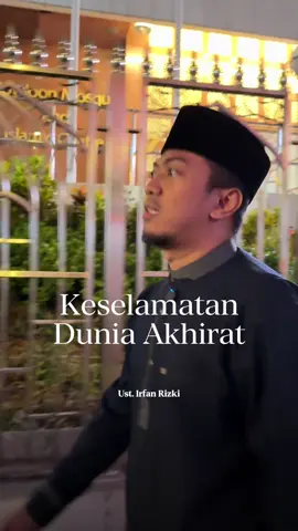 Tidak ada doa yang lebih berharga dari doa memohon keselamatan di dunia dan akhirat. 🌙 Keselamatan hati, keluarga, iman, dan langkah kita di dunia, serta keselamatan dari azab dan penyesalan di akhirat kelak. رَبَّنَا آتِنَا فِي الدُّنْيَا حَسَنَةً وَفِي الْآخِرَةِ حَسَنَةً وَقِنَا عَذَابَ النَّارِ “Ya Tuhan kami, berikanlah kepada kami kebaikan di dunia dan kebaikan di akhirat, serta peliharalah kami dari siksa neraka.” (QS. Al-Baqarah: 201) ⸻ Di tengah lelahnya mencari dunia, jangan sampai kita lupa menyiapkan bekal untuk akhirat. Sebab sebaik-baik hidup adalah ketika Allah menjagamu di dua negeri sekaligus: dunia dan akhirat. ✨ Jagalah doa, karena di dalamnya ada perlindungan, ada penjagaan, dan ada harapan untuk selamat sampai akhirnya. 🤲 💫 Ebook “Doa-Doa untuk Jiwa yang Ingin Bahagia” 📖 Karya Ustadz Irfan Rizki Haas 🕊 130 halaman doa penyuci hati & penguat jiwa 💬 Termasuk doa-doa keselamatan dunia akhirat, ketenangan hati, dan perlindungan dari keburukan 📩 E-book langsung dikirim ke email, Sahabat ✨ 📱 WA: 0851-7999-7020 🔗 lynk.id/haasstore Karena yang kita cari bukan hanya hidup enak di dunia, tapi selamat sampai bertemu Allah di akhirat. 🌙 #KeselamatanDuniaAkhirat #DoaBahagia #KetenanganHati #PertemuanDenganAllah #UstadzIrfanRizkiHaas  