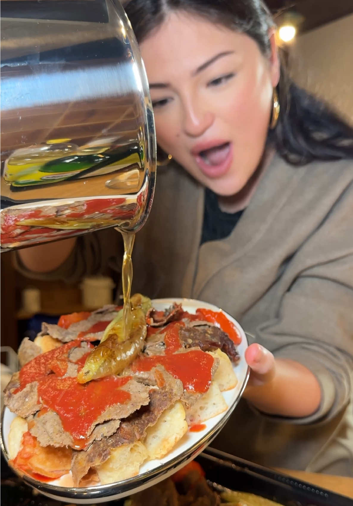 Der virale selfmade DÖNER! Die Iskender Variante.. 😍 Für das Fleisch (für 3 Personen) braucht ihr:  - 600gr Hackfleisch - 1 Zwiebel - 2 EL Joghurt  - Gewürzmischung oder ihr mischt selber:  1,5 TL Salz, 1 TL Paprikapulver edelsüß, 1 TL Pul Biber (türkische Chili-Flocken), 1 TL Knoblauchpulver, 1 TL Zwiebelpulver, 1 TL Oregano , ½ TL Kreuzkümmel,	½ TL schwarzer Pfeffer Das ganze dünn zwischen 2 Backpapier Blättern ausrollen. In den vorgeheizten Backofen bei 200 Grad Ober und Unterhitze 20-25 Min.  Für Iskender ausserdem: Tomatensauce: Tomatenmark, Wasser, Salz Fladenbrot als Base (in Butter kross gemacht) Joghurt dazu Geschmolzene Butter drüber….