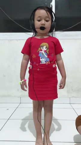 halo om dan tante online berhubung bnyak yg request lagu Terasa'na Linoa yg di ciptakan oleh om Enal Gassing,,jdi dede Celine lngsung gasskan yah😍😍 maafkan jika ada kesalahan atau kekurangan🙏🙏🙏 #fyp #semuaorang #kelongmangkasara #penyanyicilik #sorotan 