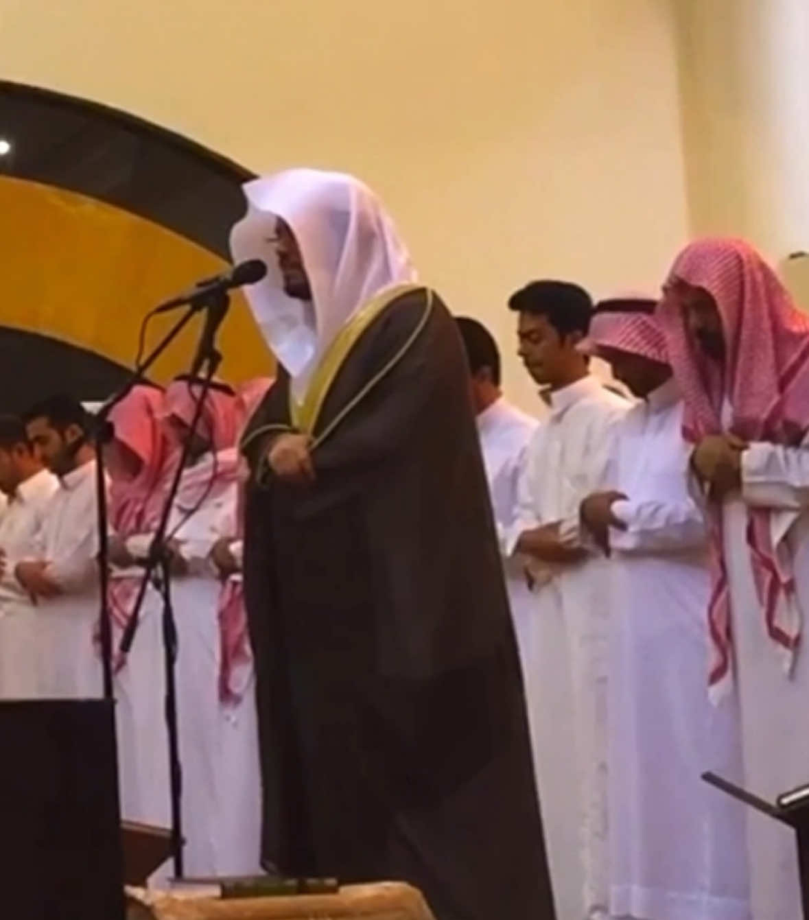 ﴿إِنَّ هذَا القُرآنَ يَهدي لِلَّتي هِيَ أَقوَمُ وَيُبَشِّرُ المُؤمِنينَ الَّذينَ يَعمَلونَ الصّالِحاتِ أَنَّ لَهُم أَجرًا كَبيرًا ۝ وَأَنَّ الَّذينَ لا يُؤمِنونَ بِالآخِرَةِ أَعتَدنا لَهُم عَذابًا أَليمًا ۝ وَيَدعُ الإِنسانُ بِالشَّرِّ دُعاءَهُ بِالخَيرِ وَكانَ الإِنسانُ عَجولًا ۝ وَجَعَلنَا اللَّيلَ وَالنَّهارَ آيَتَينِ فَمَحَونا آيَةَ اللَّيلِ وَجَعَلنا آيَةَ النَّهارِ مُبصِرَةً لِتَبتَغوا فَضلًا مِن رَبِّكُم وَلِتَعلَموا عَدَدَ السِّنينَ وَالحِسابَ وَكُلَّ شَيءٍ فَصَّلناهُ تَفصيلًا﴾ [الإسراء: 9-12] ##ياسر_الدوسري##القرآن_الكريم