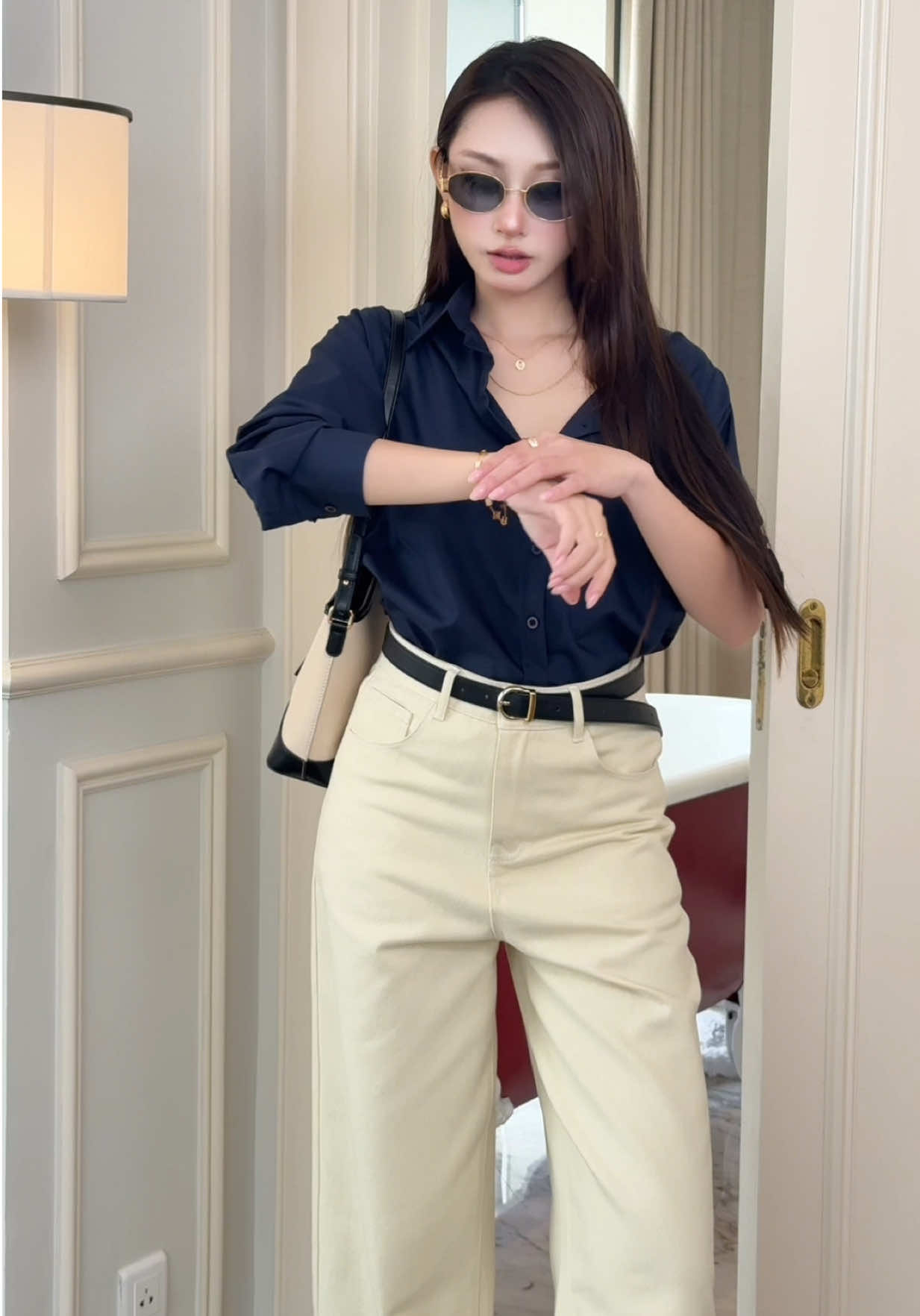 Không cố gắng để nổi bật, nhưng vẫn thu hút mọi ánh nhìn 😉 #shirt #minimal #elegant #unique #gillee