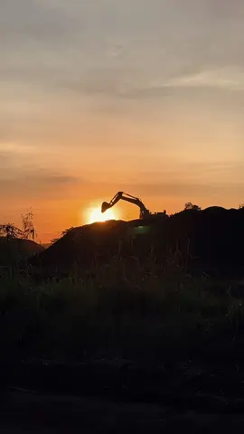 Senja akhir shift, Senja di tempat kalian kirim di kolom komentar yaaa #fyp #tambangbatubara #stockpile #miningindonesia #edukasitambang 