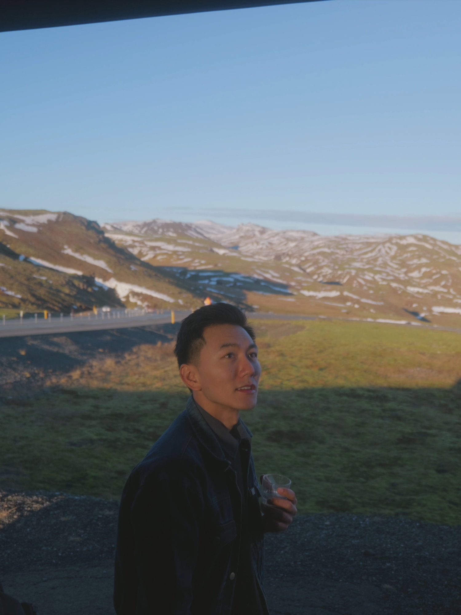 Là một ngày nắng đẹp, Khoai lại lang thang trên chiếc nhà di động của mình. Đố mọi người đây là đâu ở Châu Âu? #KhoaiLangThang