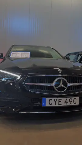 Här har vi en MERCEDES-BENZ C 220 T d 4MATIC 9G-Tronic från 2023 – en elegant och kraftfull kombi med rätt utrustning och rätt känsla. Endast 6470 mil, nyligen nyservad och redo för många bekymmersfria mil framåt. Utrustad med dragkrok, navigation, backkamera och smart fyrhjulsdrift som ger trygghet året runt. En modern, komfortabel och riktigt välskött premiumbil som väntar på sin nästa ägare! 🚘✨ #atlasbil #cartok #fyp #viral #mercedesbenz 