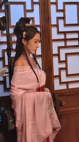 nih lagi syuting s2 tapi di s2 ini aga beda karin sekarang udah mau deket2 sama arsa nih🤭#istrikutigatakdirkugila #dracin #dramachina #karin #arsa 