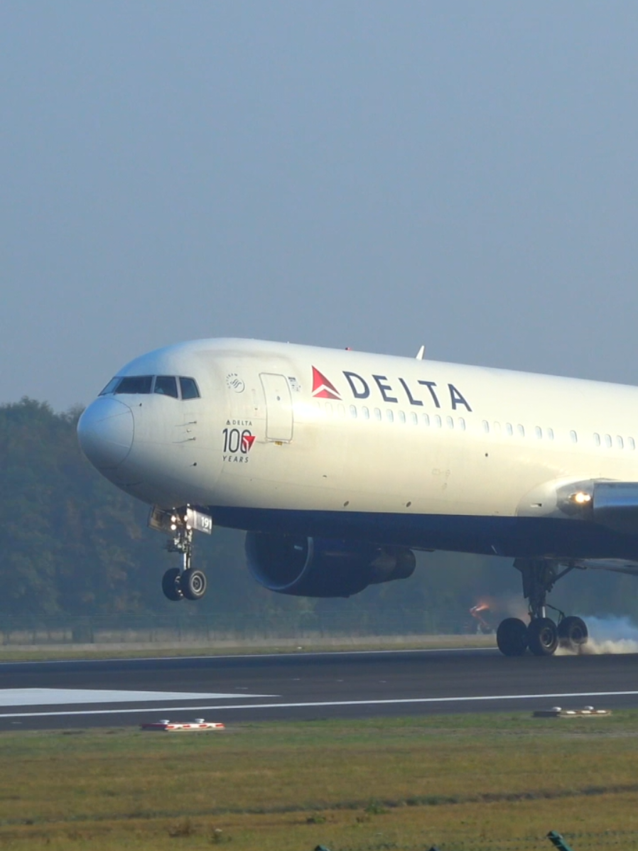 Delta Airlines 767-300 Morning Arrival At Brussels 🇧🇪  #Brussels #aviation #planespotting #deltaairlines #boeing767