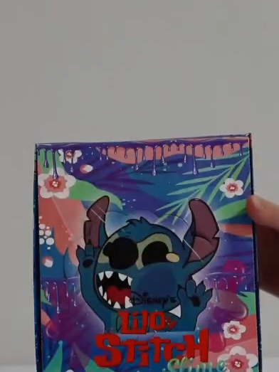 Surpresa Stitch Chegou! Qual você vai tirar? 🥰🌀 A Slime Surpresa Stitch com Glitter de 100g é pura magia! ✨ Slime super macia, elástica, cheia de brilho 🌟 e o mais legal: vem com um boneco surpresa do universo Lilo & Stitch dentro do pote! 😱 São vários personagens diferentes pra colecionar, cada compra é uma emoção nova! 💙 Parcele suas compras em até 6x sem juros no cartão 💳   Tele entrega com a taxa mais baixa da cidade! 🛵 #SlimeSurpresa #Stitch #LiloEStitch #SlimeComGlitter #BonecoSurpresa #Slime100g #ColecaoStitch #SlimeBrasil #BrinquedoSurpresa #PresenteInfantil Marca nos comentários aquele amigo que é viciado em Stitch e precisa ver isso agora!!! 👇