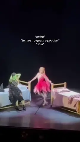 a mais mais né  🎟️ O musical Wicked está em cartaz no Teatro Renault, de quarta a domingo, até o dia 21/12. Garanta seu ingresso no site da Ticket For Fun! 🎥defyingwckd  #fabibang #wickedmusical #glinda 