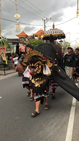 Suasana Hari Penampahan Galungan Di Desa Tumbak Bayuh Dan Terpantau Barong Bajra Kalika Melintas #barongbangkung #barongbali #barong #galungan #ngelawang 