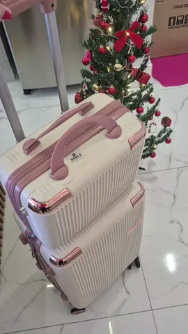 ✨ Mala de viagem completa ✨ Essa aqui vem a mala + a frasqueira, tudo no mesmo kit! Tem rodinha removível, rodinhas 360° super silenciosas, zíper expansor pra caber ainda mais coisas e fecho com senha, garantindo muito mais segurança na sua viagem. É aquela mala bem completa, prática e moderna que você leva pra qualquer destino sem passar perrengue. Corre garantir a sua! #maladeviagem #frasqueira #viajar #tiktokshop #promoção 