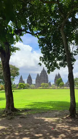 Candi Prambanan di siang hari yang cerah🥰😍 🕹️Candi Prambanan  ↔️Paket Wisata Jogja ↔️Sewa Mobil dan Driver Jogja ↔️Private Trip ↔️Antar Jemput Bandara  ↔️Dll ☎085624775973 #jogja #fyp #candiprambanan #jelajahwisatajogja #sewamobiljogja 