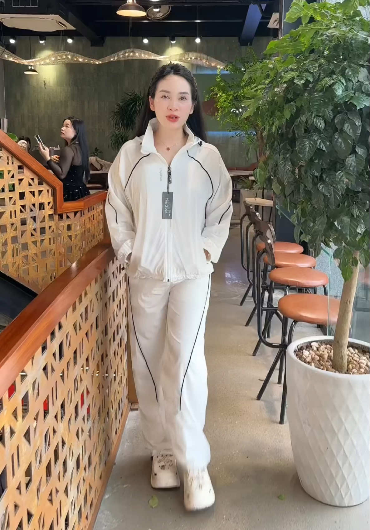 LAROMA Bộ Quần Áo Gió Nữ 2 Lớp bận mùa thu đông hợp lý quá ạ, cản gió , kháng nước lại giữ ấm, phom dáng thể thao năng động, hàng sịn có khác mn ạ, bận nó thích #hongodaklak #thoitrangnu 