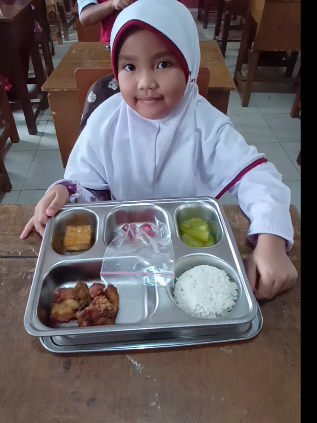 Terimakasih untuk Bpak Prabowo Subianto atas  Makan bergizi gratis adalah program pemerintah Indonesia yang bertujuan untuk meningkatkan kualitas gizi anak-anak sekolah dasar. Program ini menyediakan makanan sehat dan bergizi kepada siswa-siswa SD yang membutuhkan, agar mereka bisa fokus belajar dan tumbuh sehat.  #prabowo #makanbergizigratis #sd #gerindra #banyuasin @partaigerindra 