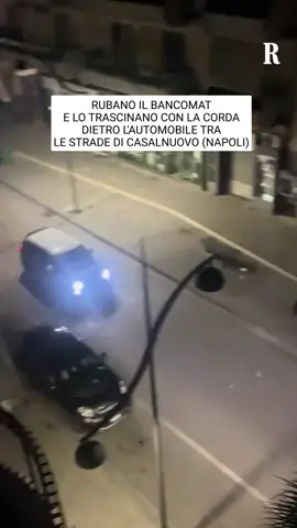 Rubano uno sportello bancomat, lo legano con una corda dietro l’automobile e fuggono via, trascinandolo per le strade del centro danneggiando le auto in sosta. Tutto filmato in un video virale sui social. Il furto è avvenuto nella notte tra domenica 16 e lunedì 17 novembre, nel mirino la filiale della BDM Banca in corso Umberto, nel centro di Casalnuovo, in provincia di Napoli #casalnuovo #napoli
