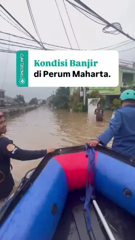 Situasi kondisi banjir di Perumahan Pondok Maharta, pada sore menjelang malam hari ini, Selasa (18/11). . #mediatangselinfo #tangselinfo #banjir #pondokmaharta 