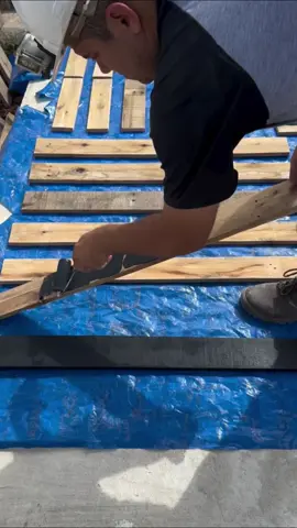 Una tabla sin usar es una idea guardada. Hazla realidad. 💬 Comenta PLANOS #carpintería #DIY #bricolaje #hogar