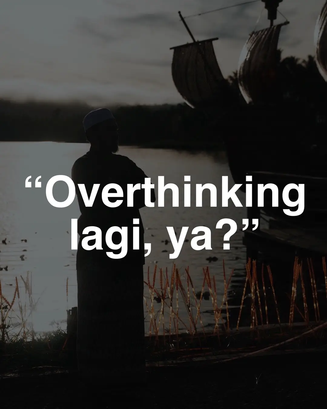 Overthinking itu melelahkan… kadang kita sibuk takut pada hal yang bahkan belum terjadi. Padahal hati cuma butuh satu hal: percaya bahwa Allah selalu dekat, mengatur setiap detail yang tak kita pahami. Pelan-pelan… kamu nggak harus kuat setiap hari. Cukup bertahan, cukup kembali pada-Nya. Allah lihat, Allah dengar, Allah jaga. Save kalau relate ya. Share ke temanmu yang lagi capek pikiran.