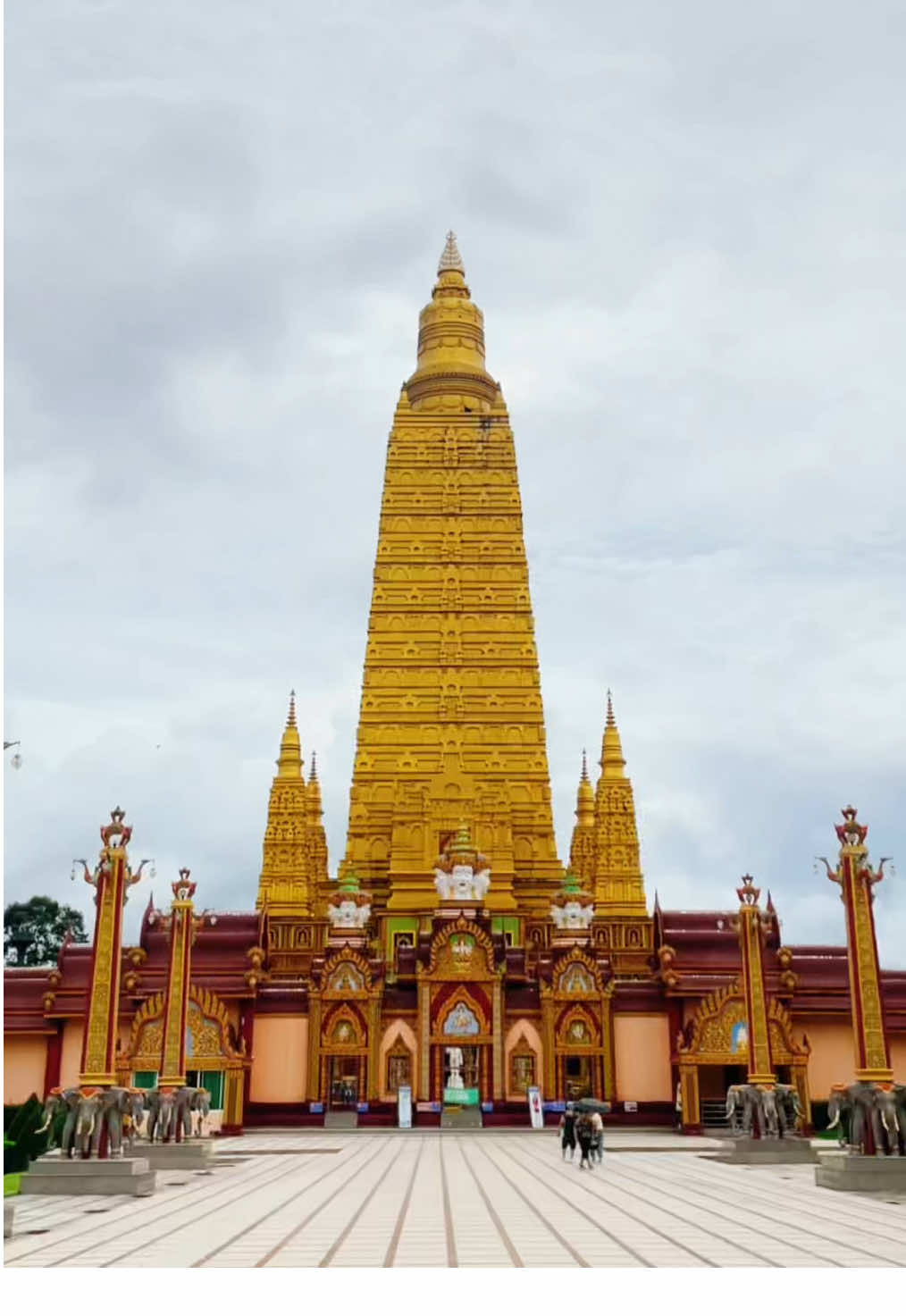 วัดมหาธาตุวชิรมงคล พระอารามหลวง หรือวัดบางโทง อ.อ่าวลึก จ.กระบี่ ✨🛕หนึ่งในวัดที่งดงามที่สุดของกระบี่ โดดเด่นด้วยพระธาตุเจดีย์สูงตระหง่านที่จำลองแบบจากพระปฐมเจดีย์ภายในประดิษฐานพระบรมสารีริกธาตุ ใครมาเที่ยวกระบี่ต้องแวะมาไหว้พระ ขอพรให้ชีวิตปังค่ะ 🙏🏻🛕 #กระบี่ #วัดบางโทง #วัดสวย #tiktokพาเที่ยว #Vlog 