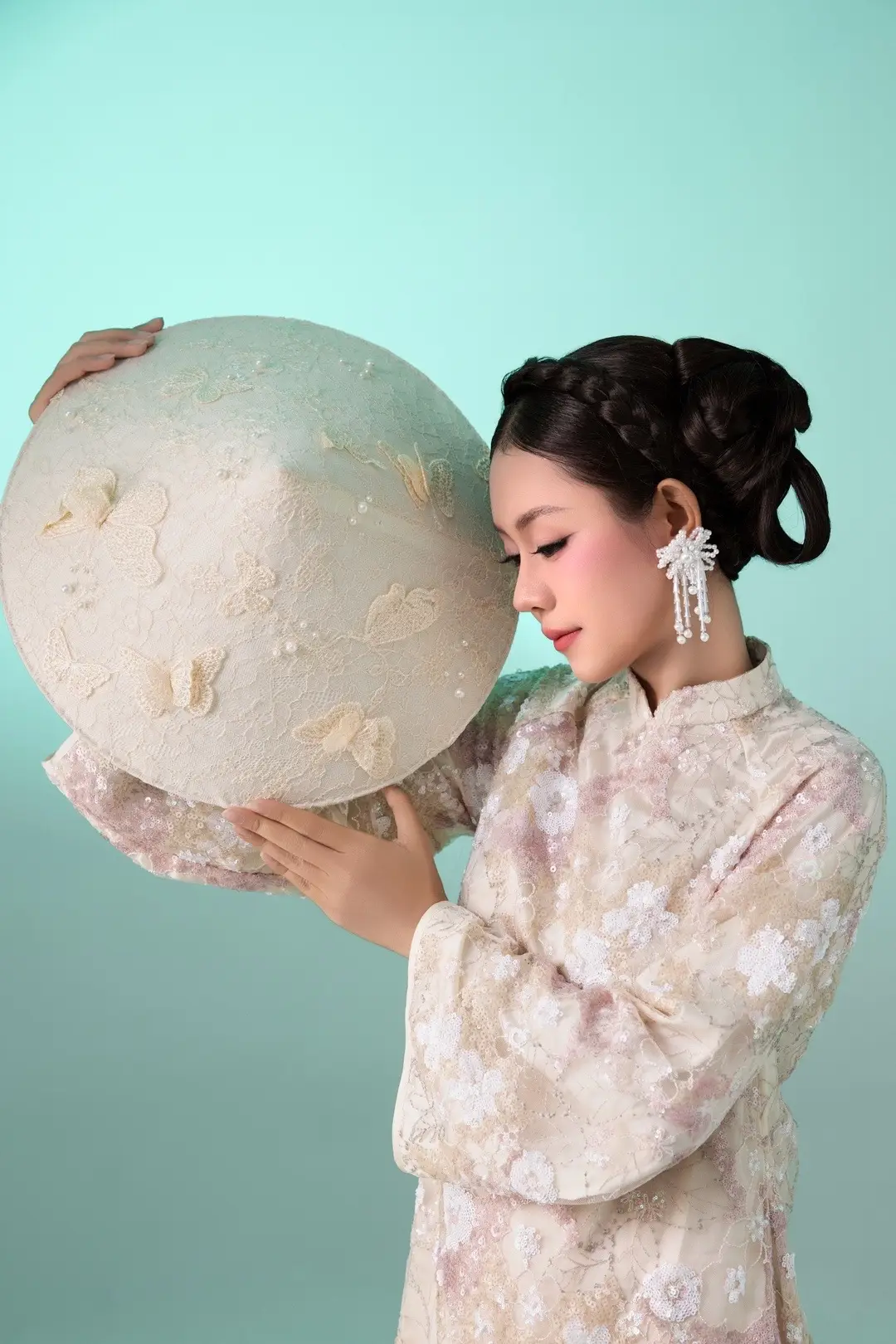 🌺Áo dài Yên Hoa 🌺 – thiết kế từ chất liệu kim sa đính kết tinh xảo, hòa cùng gam màu pastel thanh nhã.  Mỗi đường nét đều toát lên vẻ nhẹ nhàng nhưng vẫn sang trọng, chắc chắn sẽ trở thành điểm nhấn hoàn hảo cho ngày đầu năm thêm rạng rỡ.” -——————————— The AODAI by Jessie  📲 : 0902800924  📍: 86/29B Thích Quảng Đức, phường Đức Nhuận, HCM IG: theaodaibyjessie FB: The Aodai by Jessie Tiktok: theaodaibyjessie