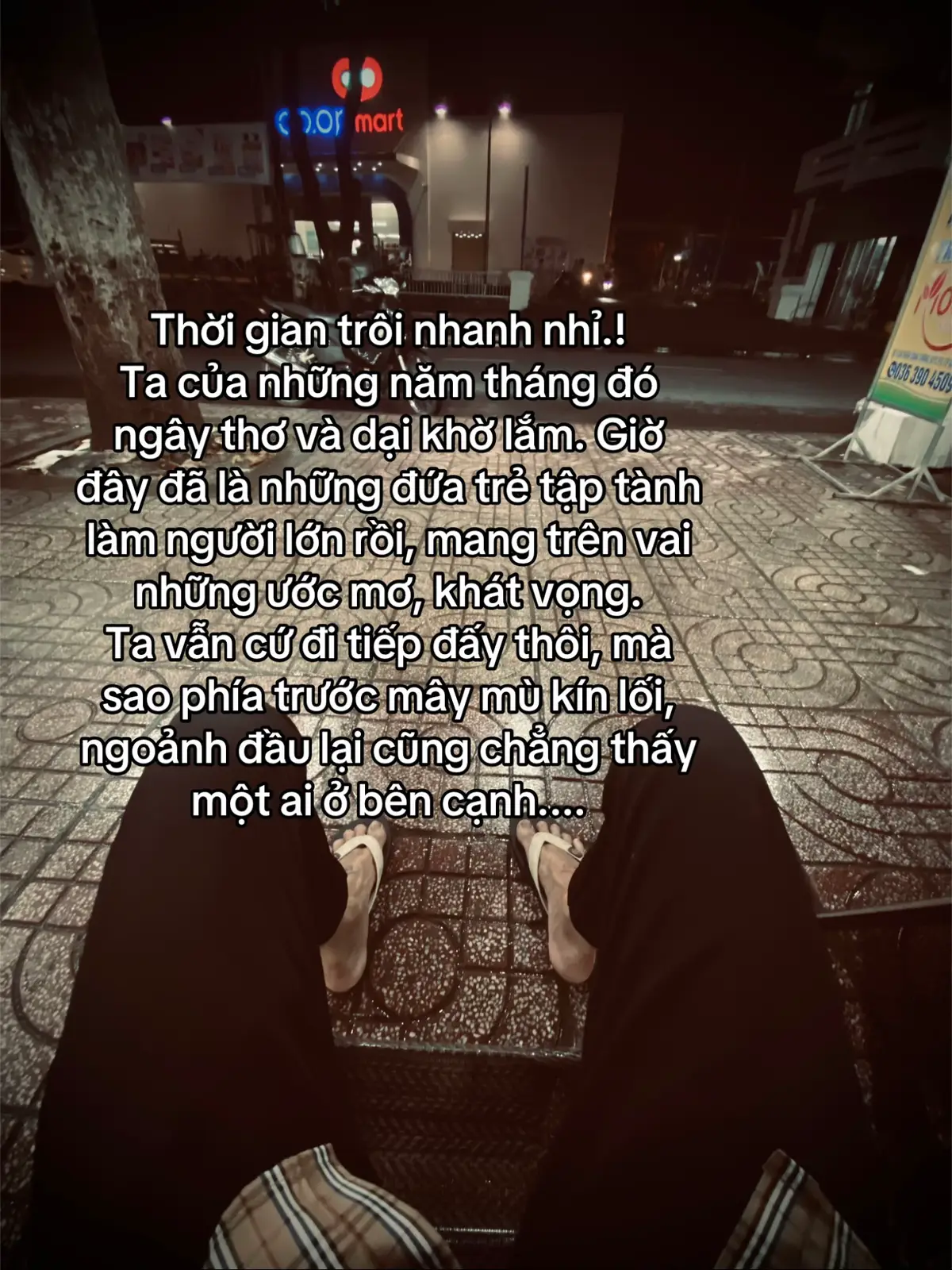 时光飞逝！ 那些年，我们是多么天真无知。如今，我们如同孩童般努力成长为大人，肩负着梦想和抱负。 我们仍在前行，但为何前方乌云密布，当我们回头时，身边却空无一人……#caubebannho #cuocsong #tamtrang #vairal #xuhuong 