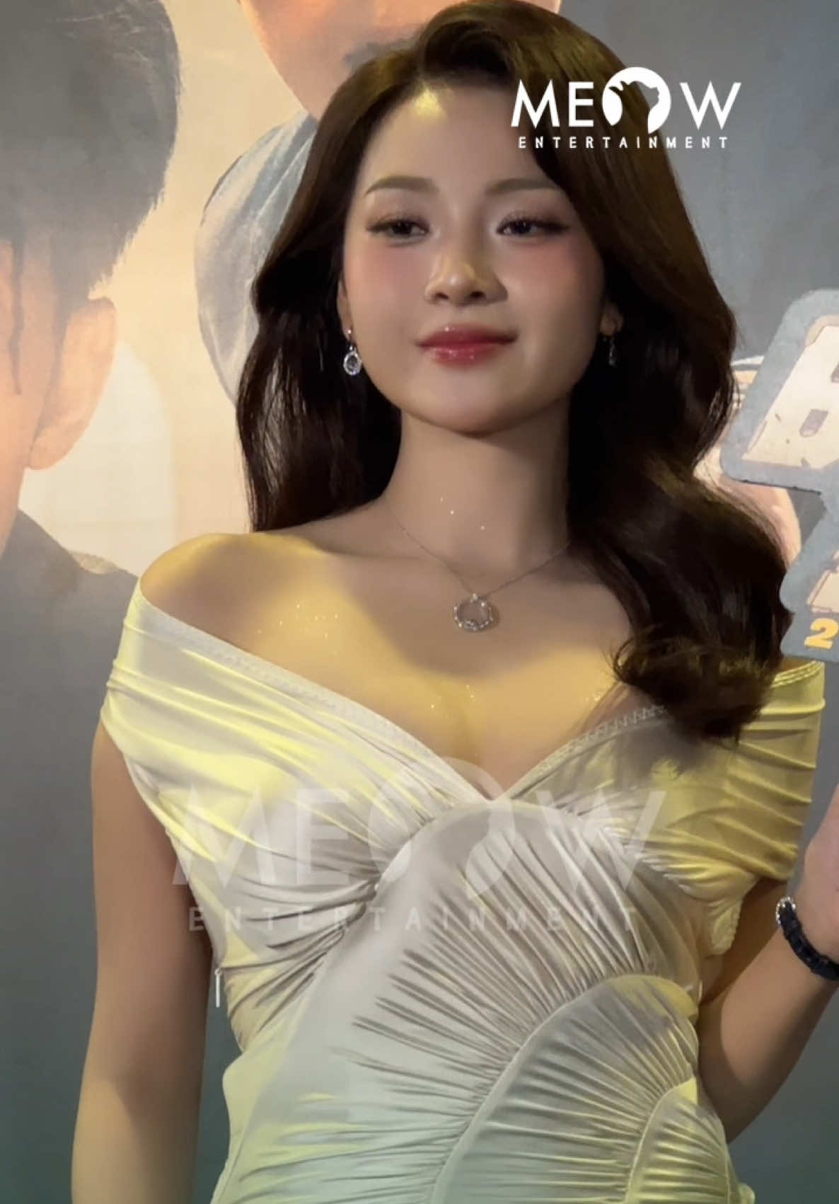 Cận cảnh nhan sắc ngọc nữ mới màn ảnh - Tam Triều Dâng đẹp như hoa hậu tại buổi premier Bẫy Tiền #MeowEntertainment #TikTokGiaiTri #BayTienByMeow #BayTien 