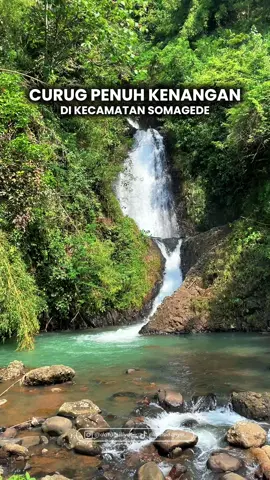 Siapa sangka ada curug seindah ini di Kecamatan Somagede, yang dulu sempat viral namun sekarang sudah terbengkalai🥺 Ini dia: 📍Curug Gemawang Karangbanar, Kemawi, Kec. Somagede, Kab. Banyumas dan di perjalanan kali ini saya ditemani minuman susu kedelai dari @Gressoy Indonesia yang pastinya menyegarkan, dan cocok banget untuk teman perjalanan kita😉✨ Kamu punya kenangan apa di tempat ini? Ceritain di kolom komentar yaa🥺🤗 #gressoyindonesia #susukedelai #curugterbengkalai #somagede #BanyumasPurwokerto 