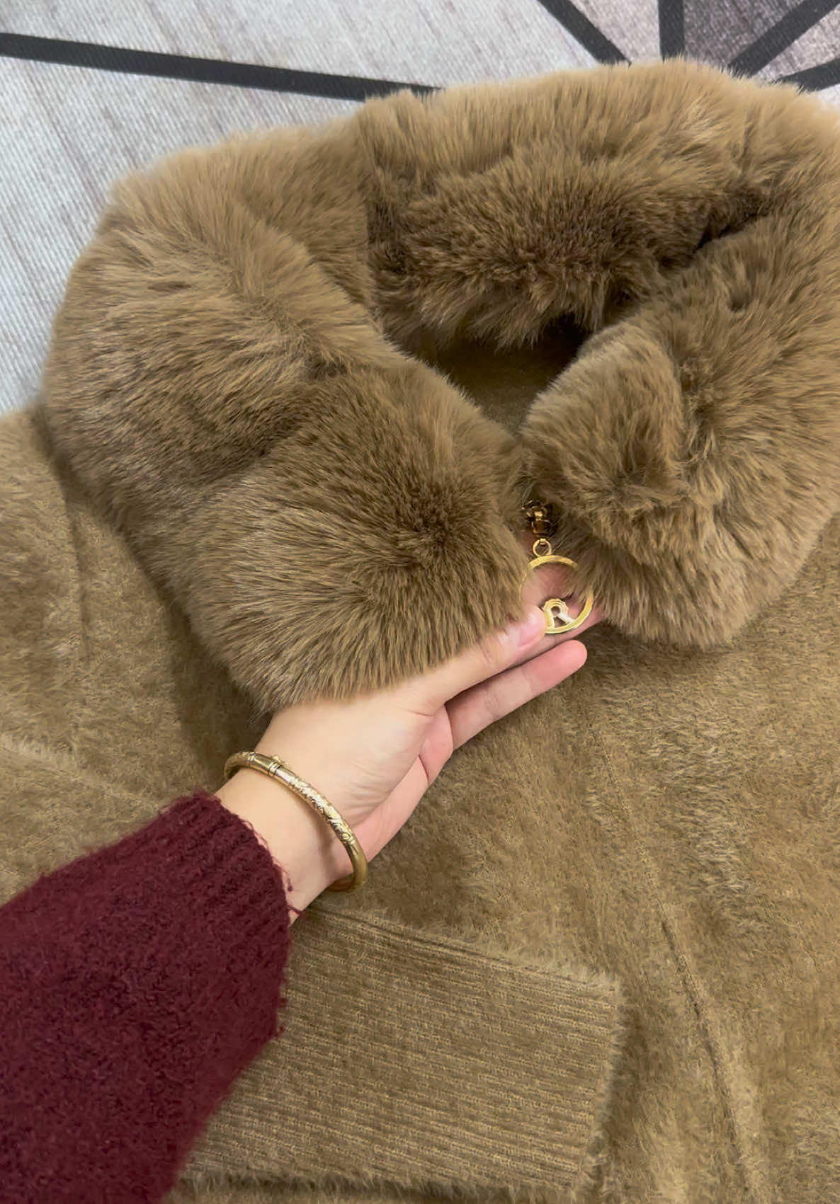 Ấm áp không chỉ từ chất liệu mà từ tình yêu bạn gửi trong món quà dành cho mẹ 💕   Số lượng có hạn - áo khoác len cổ lông siêu mềm đang cháy hàng ! Mua ngay để kịp tặng mẹ !!!  #len #aokhoaclen #aotangme #aolenlongtho #xuhuong 