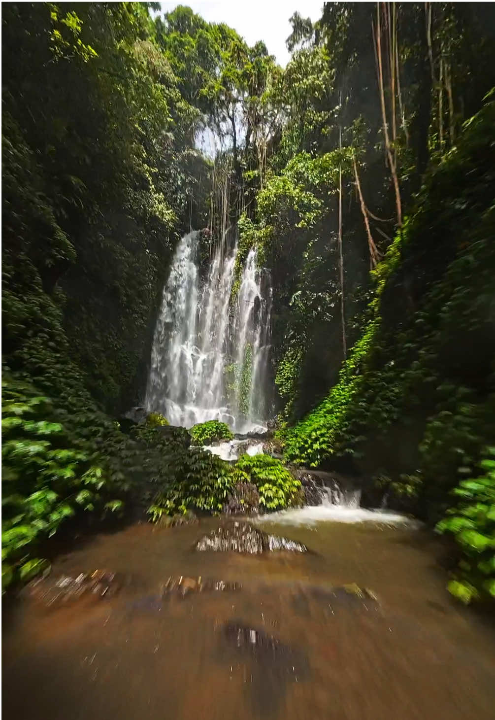 La nueva Dji Osmo Action 6 ha roto todos los esquemas 🤯 @DJI Official  Apertura variable, Aspecto 1:1… Déjame cualquier pregunta 👇🏻 #djiosmoaction6 #osmoaction #fpv #drone #waterfall 