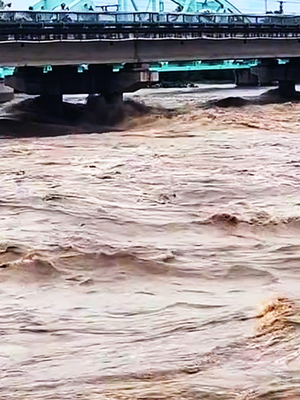 CÔNG VIÊN CẦU MÓNG THÁP CHÀM THẤT THỦ. TRẬN MƯA BẢO LŨ LỤT NƯỚC DÂNG CAO TRÀN VÀO NHÀ DÂN THIÊN NHIÊN VÔ THƯỜNG GÂY NGẬP LỤT SẠT LỠ NHIỀU NƠI #tintuc #baokalmaegi #tinnong #nhacuanoithatthietbigiadung #maihoavuongvung558 