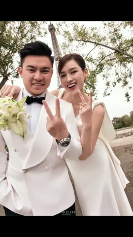 Cô dâu Đỗ Hà khoe vẻ đẹp thanh lịch trong một thiết kế đầm lụa cưới từ Lasapri. Dạo bước dưới chân tháp Eiffel giữa tiết trời Paris se lạnh đẹp như một bức tranh tình yêu lãng mạn đầy cảm xúc. Từng khung hình như bắt trọn những khoảnh khắc hạnh phúc, tươi vui và ngọt ngào của đôi uyên ương. Sánh đôi bên chú rể Việt Vương, Đỗ Hà hóa thân thành nàng thơ xinh đẹp trong thiết kế đầm lụa đổ nhẹ nhàng từ dòng lụa crystal cao cấp. Phom dáng đầm với chi tiết draping xếp ly tinh tế, khoét lưng sâu gợi cảm cùng tà váy bay bổng uyển chuyển theo từng bước đi, giúp cô dâu tôn lên khí chất sang trọng, nữ tính và đầy cuốn hút. Photos: Linh Lê Chí Stylist: Trần Nhật Duy Makeup: Hà Nguyễn  ______________________ 𝗟 𝗔 𝗦 𝗔 𝗣 𝗥 𝗜 Gmail : lasaprivn@gmail.com  Hotline : 0336699968 #lasapri #lasapribridal #weddingdress #hoahaudothiha #damcuoidoha 