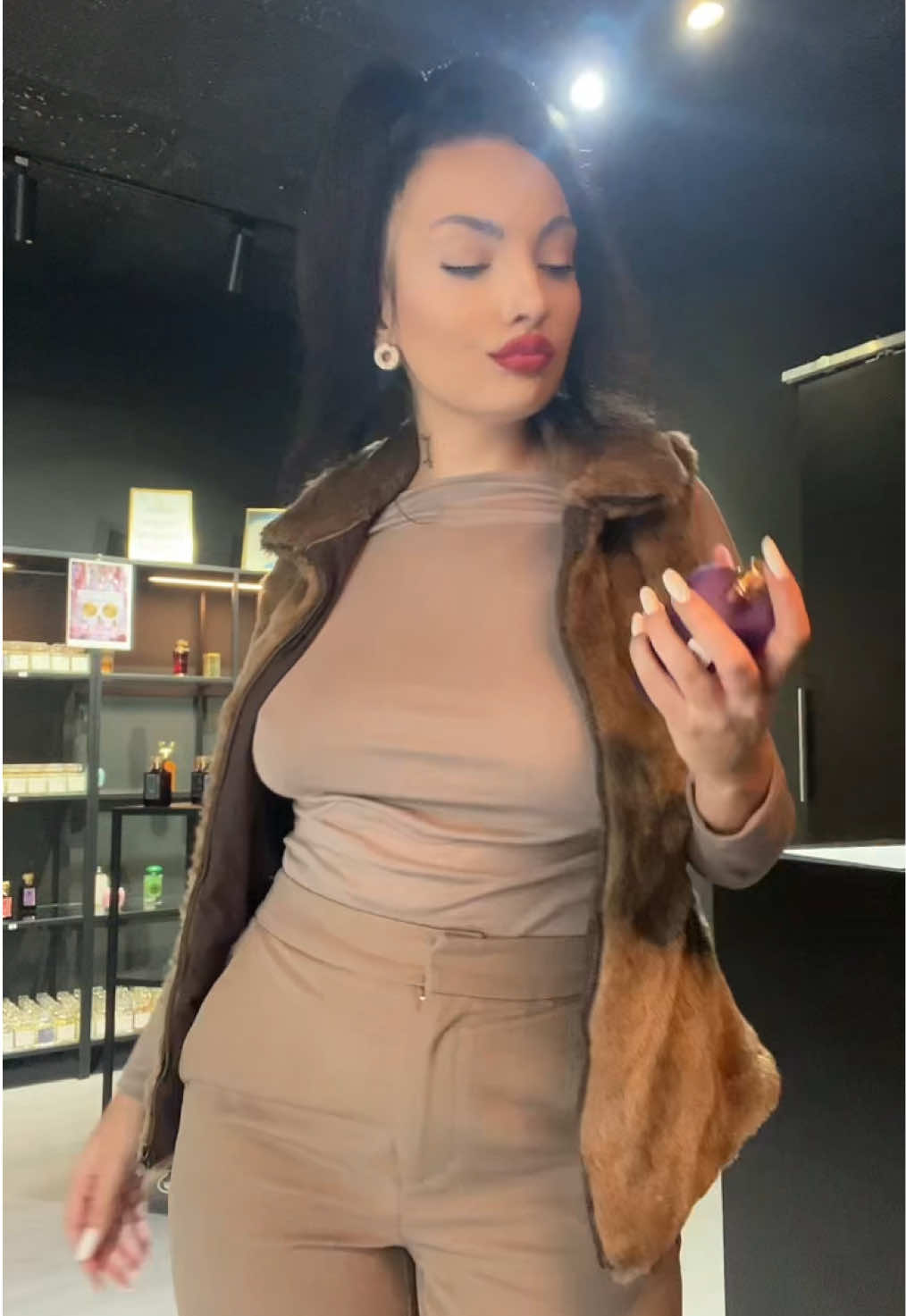 Vă aștept pe strada Mărgeanului nr.83 sector 5 pentru o gamă variată de parfumuri arăbești!