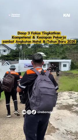 🎄🚆 Daop 3 Fokus Tingkatkan Kompetensi dan Kesiapan Pekerja Sambut Angkutan Nataru 2026  Rabu (12/11), sambut masa Angkutan Natal dan Tahun Baru (Nataru) 2026, Daop 3 Cirebon menggelar pembinaan kepada jajaran Sarana di Saraeland Kuningan. Kegiatan ini dipimpin langsung oleh VP Daop 3 Cirebon didampingi Manager Sarana, serta diikuti oleh 42 peserta dari berbagai unit terkait. Dalam arahannya, VP Daop 3 menekankan pentingnya kesiapan pekerja, pelayanan terhadap pelanggan, serta koordinasi publik sebagai tiga pilar utama dalam menyambut masa Angkutan Nataru yang penuh tantangan. “Seluruh insan perkeretaapian harus memastikan setiap sarana dalam kondisi terbaik, demi menghadirkan perjalanan yang aman, nyaman, dan tepat waktu bagi pelanggan,” ungkapnya. Kegiatan ini menjadi langkah nyata Daop 3 dalam memastikan seluruh tim siap menghadapi lonjakan penumpang dan menjaga kelancaran operasional selama masa libur panjang mendatang. 💪✨ #cirebonspoor  #sepurj3h  #daop3cirebon  #humasdaop3cn  #80thnkaisemakinmelayani   