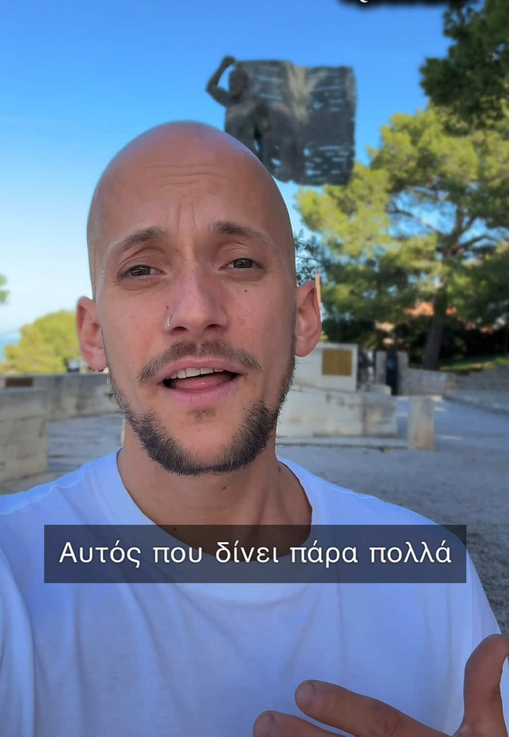 Κάτι σημαντικό πριν παρεξηγηθεί το μήνυμα: Το -δίνω πάρα πολλά- δεν είναι ούτε καλό ούτε κακό από μόνο του. Έχει δύο όψεις, σαν μαχαίρι που κόβει και από τις δύο πλευρές. Υπάρχει το -δίνω γιατί φοβάμαι πως αλλιώς δεν θα με αγαπήσουν-. Είναι ανάγκη για επιβεβαίωση και πολλές φορές δεν το βλέπουμε καν, μέχρι που αδειάζουμε.. Υπάρχει όμως και το άλλο. Το -δίνω γιατί έτσι νιώθω πλήρης-, όχι για να πάρω κάτι πίσω, αλλά γιατί η προσφορά, όταν είναι καθαρή, γεμίζει αντί να αδειάζει. Το βίντεο δεν λέει ότι το να δίνεις είναι πρόβλημα. Λέει πως πρέπει να ξέρεις από πού δίνεις: από πληρότητα ή από ανάγκη; Και κάπου ανάμεσα σ’ αυτά τα δύο, ο καθένας μας ψάχνει να μάθει πώς να αγαπάει τους άλλους χωρίς να χάνει τον εαυτό του. Και κάτι τελευταίο: δεν μιλάω σαν ειδικός, γιατί ΔΕΝ ΕΙΜΑΙ. Μιλάω σαν άνθρωπος που προσπαθεί να καταλάβει τον εαυτό του κι όσα έζησε. Αυτά. #cancersurvivor #mentality #SelfImprovement #mindsetiseverything 